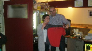 De vrijwilligster van het jaar, Martine Sassen, krijgt de eer om het eerste nieuwe clubshirt in ontvangst te nemen!